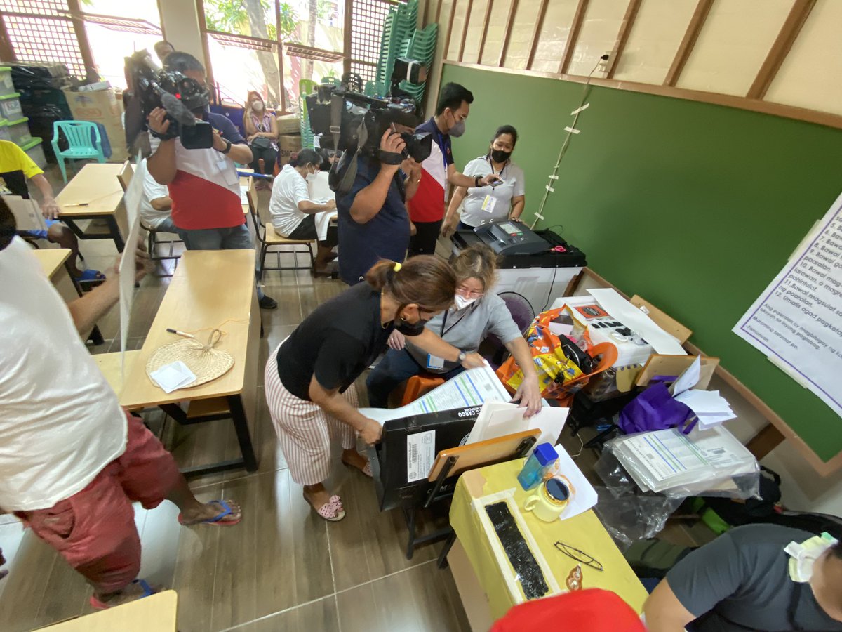 romeltv5's tweet photo. Vcm sa cluster 99 ng Magat Salamat Elementary School di gumagana, kaya naman sa make shift ballot box muna nilalagay ang mga balota na gamit na at saka na lang ito ipapasok sa vcm pag nakumpini na ang makina. @News5PH @onenewsph #BilangPilipino2022 https://t.co/lHDfsftVkM