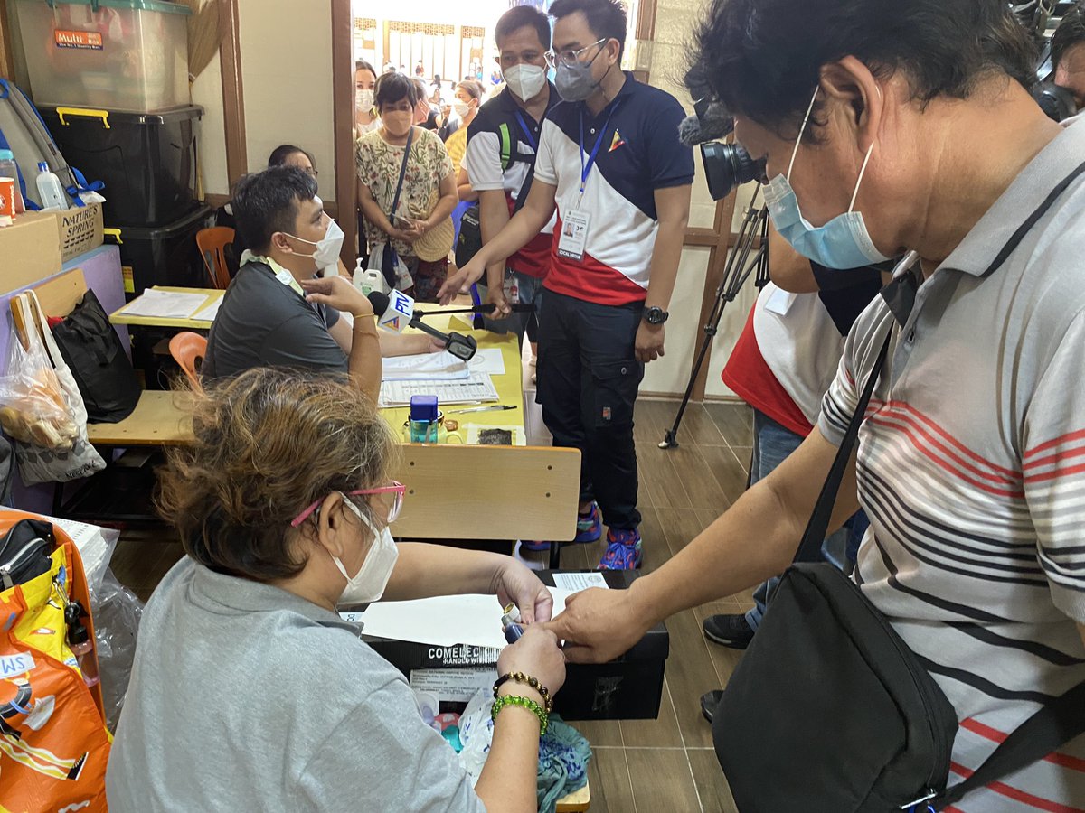 romeltv5's tweet photo. Vcm sa cluster 99 ng Magat Salamat Elementary School di gumagana, kaya naman sa make shift ballot box muna nilalagay ang mga balota na gamit na at saka na lang ito ipapasok sa vcm pag nakumpini na ang makina. @News5PH @onenewsph #BilangPilipino2022 https://t.co/lHDfsftVkM