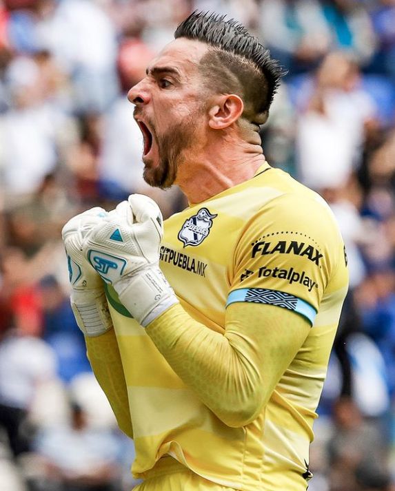 Dstrra2's tweet photo. ERES GRANDE ANTONY SILVA @as_silva12 @ClubPueblaMX tu experiencia, tu liderazgo es de admirar!! https://t.co/1YH39y5SwE