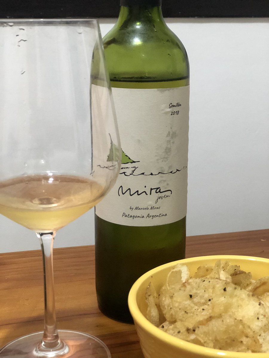 Terminando el domingo … o empezando la semana con un miras joven semillon de <a href="/marcelomiras/">Marcelo Miras</a> y unas papitas de balcarce #FelizDomingo