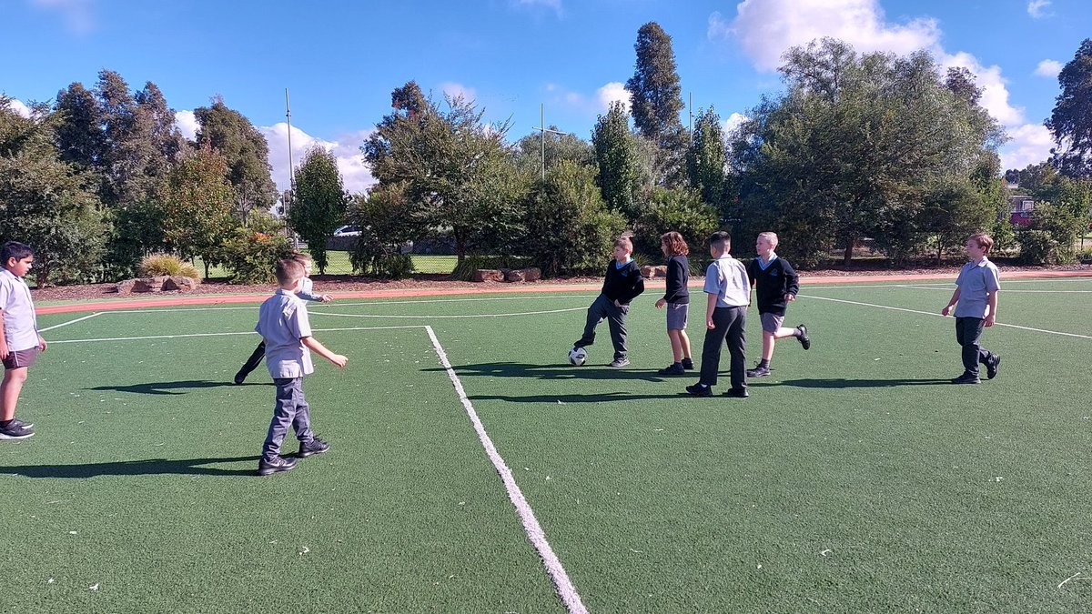 smcm_school's tweet photo. Year 4 Soccer breaktime match #FARMcode #sportmanship https://t.co/vRaBpwXjVW