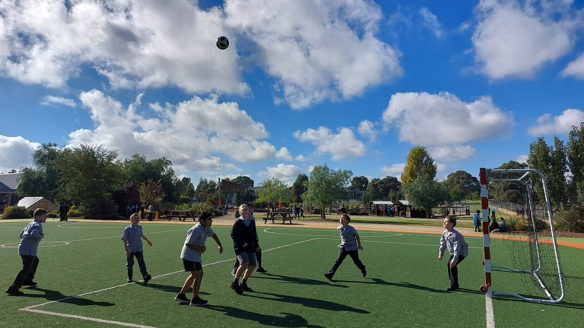 smcm_school's tweet photo. Year 4 Soccer breaktime match #FARMcode #sportmanship https://t.co/vRaBpwXjVW