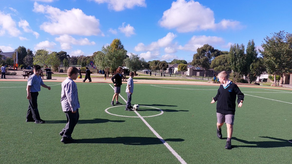smcm_school's tweet photo. Year 4 Soccer breaktime match #FARMcode #sportmanship https://t.co/vRaBpwXjVW