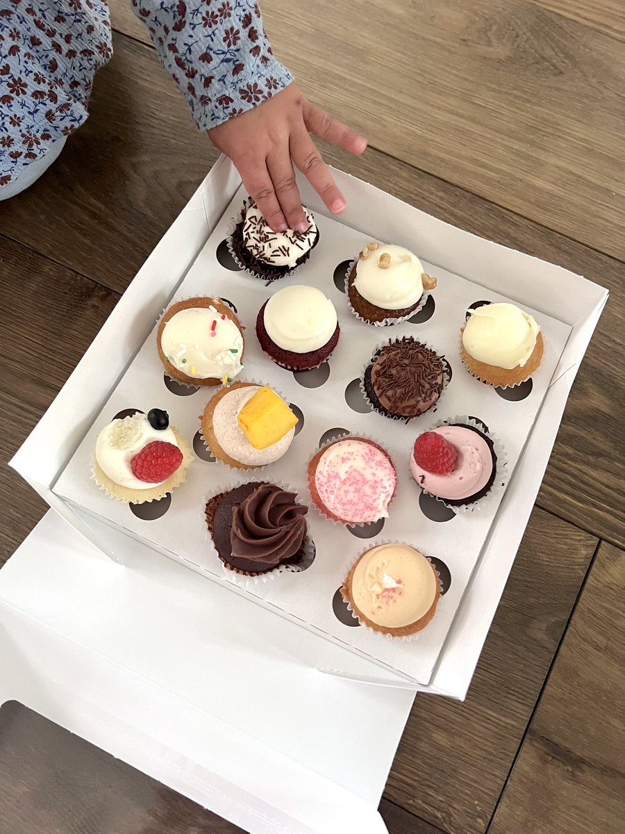 talaballla's tweet photo. @ Working Moms: find yourself a CEO who takes all your weekend work off your plate for Mother’s Day and sends cupcakes to your house for your kid(s). These bosses exist, you just need to seek them out… cc @therealRoShow #buildaroundfamilies #worklifeblend @shoppietra https://t.co/6dwvnmK5fD