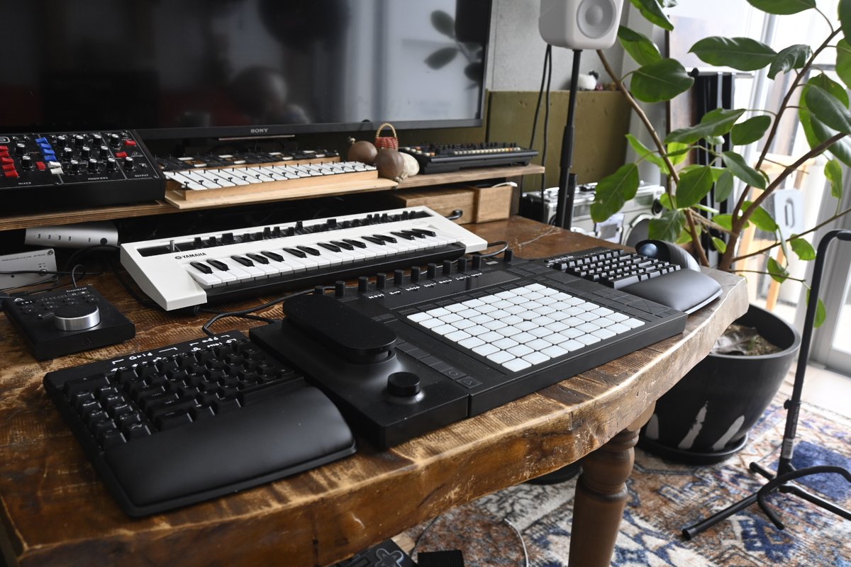 RyutaTsunoda's tweet photo. TouchéはまってきてPush2とキーボードの間のスタメン位置に入りこんできました。Push2ってピッチベンドかモジュレーションホイールかどっちかしか選べないから、外付け多機能ModWheelを装着した感じにもなって良いね。さてやるかあ。#Ableton #Touché #FreeStyleEdge #refaceCS #JU06A #MODELD https://t.co/LXOwzaKIA6