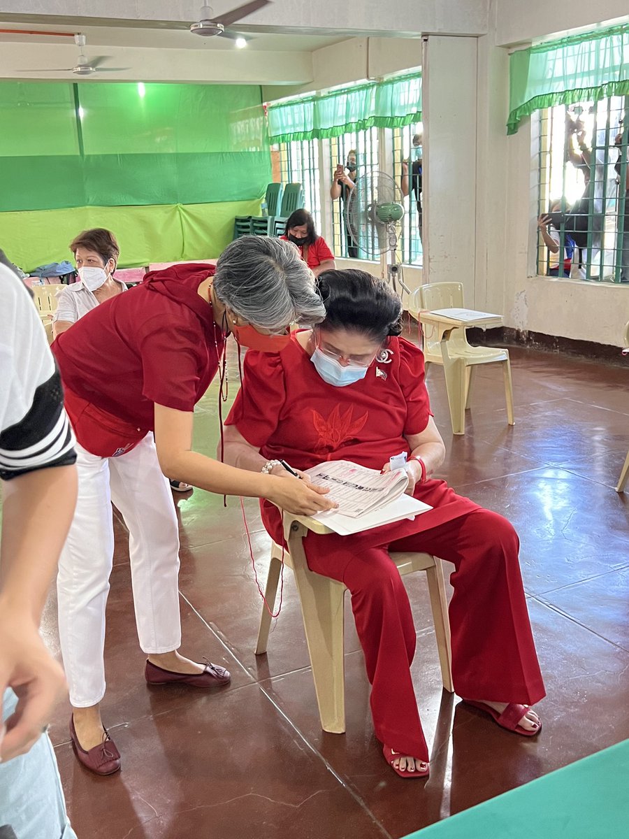 PhilippineStar's tweet photo. Former first lady Imelda Romualdez Marcos also cast her vote in Batac, Ilocos Norte this morning, assisted by daughter Irene. #BilangPilipino2022 | @edupunay https://t.co/1fIZy1zIHN