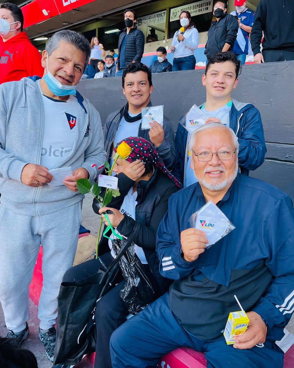 LDUesports's tweet photo. Hoy compartimos la emoción de estar en #ElMejorLugarDelMundo 🏟 

Disfrutamos juntos el 🆚 #LDUvs9OCT 

Somos una sola familia 

#TodosSomosDelMismoEquipo 
#LDUesports https://t.co/auYj4nNHbH