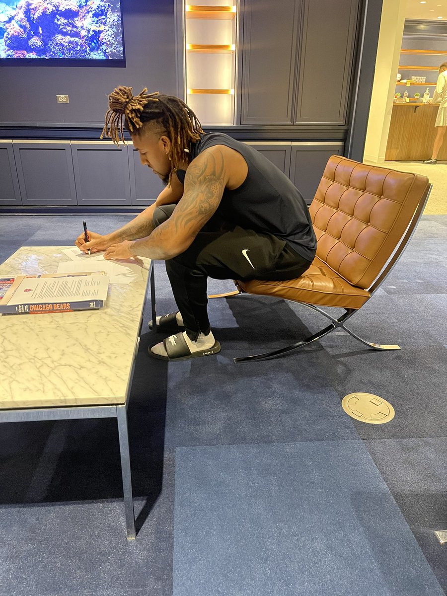 CatchaplayJ's tweet photo. Officially a Chicago Bear for the next 3 years, but i’m far from done.. 🤞🏾 https://t.co/VzH6EVTWTV