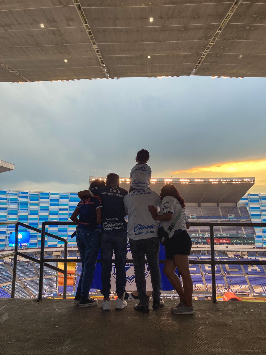 dannychazari's tweet photo. Al terminar el partido me topé con esta familia. No dudé en hacerles una foto.

Esto es lo que genera el @ClubPueblaMX 🤍💙 https://t.co/sKot2mAs1f