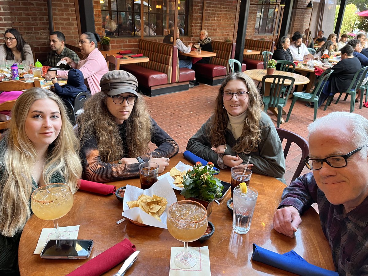 Cornogirl's tweet photo. My Mother’s Day dates! #elportal https://t.co/QDbfL24Yro