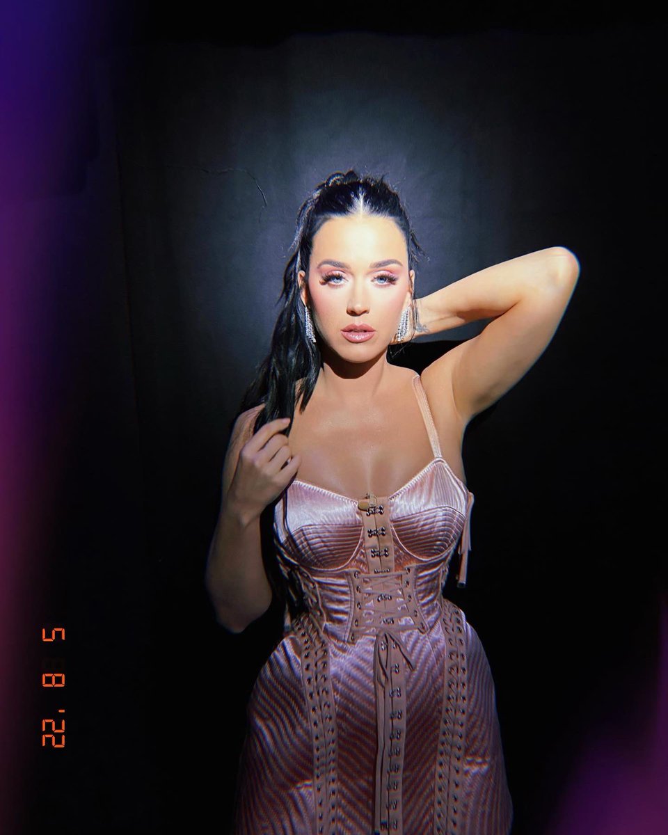 katyperry's tweet photo. Of CORSET you’re watching #americanidol rn riiight? 🎀 https://t.co/FH79j5wOIK