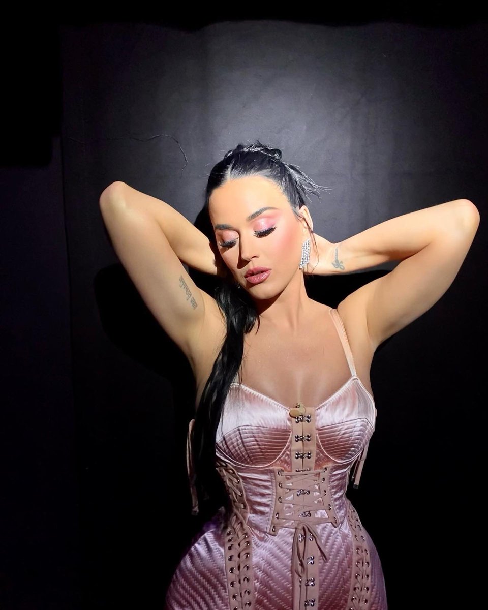 katyperry's tweet photo. Of CORSET you’re watching #americanidol rn riiight? 🎀 https://t.co/FH79j5wOIK