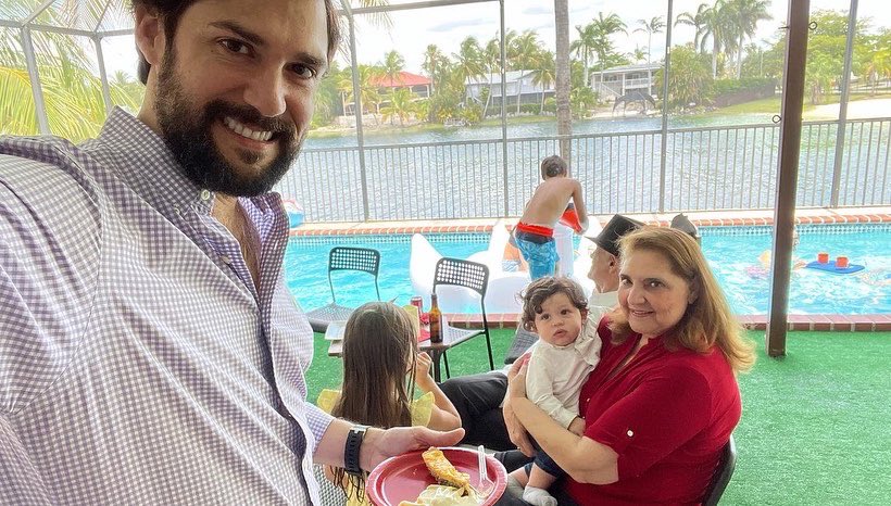 SantamariaNow's tweet photo. Happy Mother’s Day! Feliz día de las Madres! Mami te amo, eres la mejor madre que Dios me ha podido dar. Gracias por tu amor y apoyo! Katheine Milena eres una esposa y made excepcional. Este año es tu primer día de las madres y estoy muy orgulloso de ti! #santamarianow https://t.co/Y9olrTCjXq