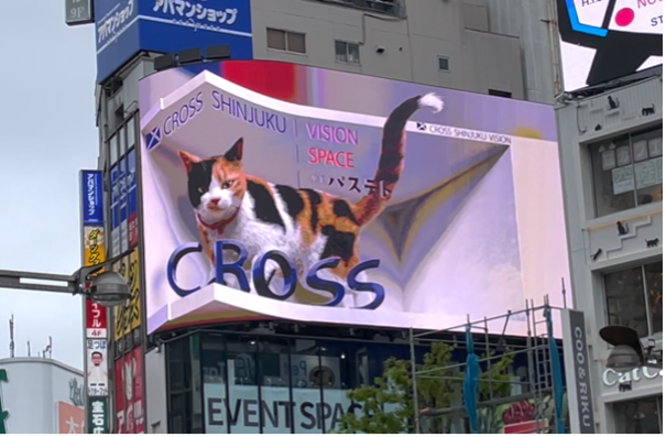 acrobatcreative's tweet photo. （1/9）

コピーライターの津久井です。

今回は新宿でいちばん有名な三毛猫、
クロス新宿ビジョンの広告が
なぜこんなにも注目を集めているのか。

その分析と考察をしたいと思います。

#新宿東口の猫 #クロス新宿ビジョン https://t.co/luVVCrGLtb