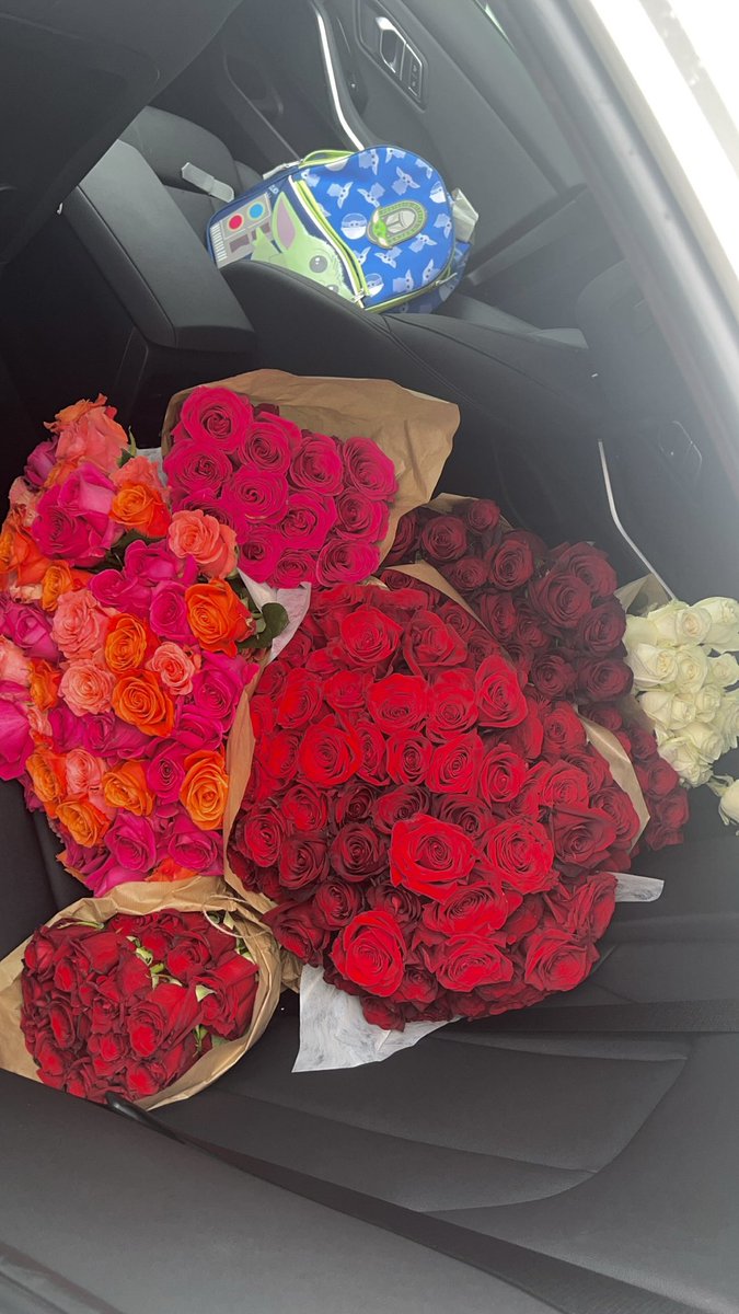ayojwett's tweet photo. It's the small things, don't take much to win her over https://t.co/41xCq3qvQD