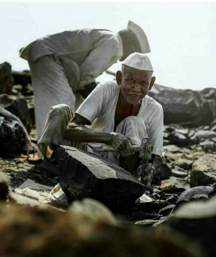askasar54's tweet photo. भविष्यातील स्वप्ने विकत घेण्यासाठी वर्तमान खर्ची करावा लागतो...💯🙏🏻

#शब्द https://t.co/yiq91qUaQy