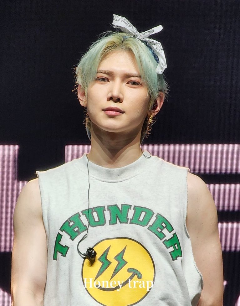 YEOTEEZx's tweet photo. By far one of yeosang best concert looks :( https://t.co/GMtgkSD2S5