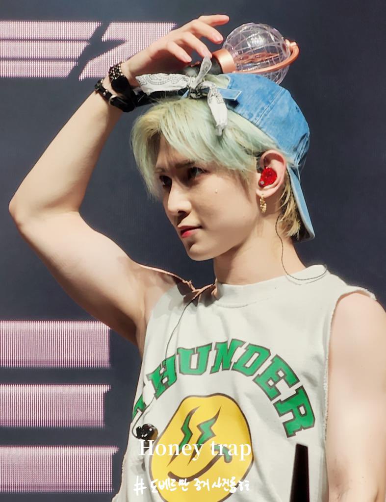 YEOTEEZx's tweet photo. By far one of yeosang best concert looks :( https://t.co/GMtgkSD2S5
