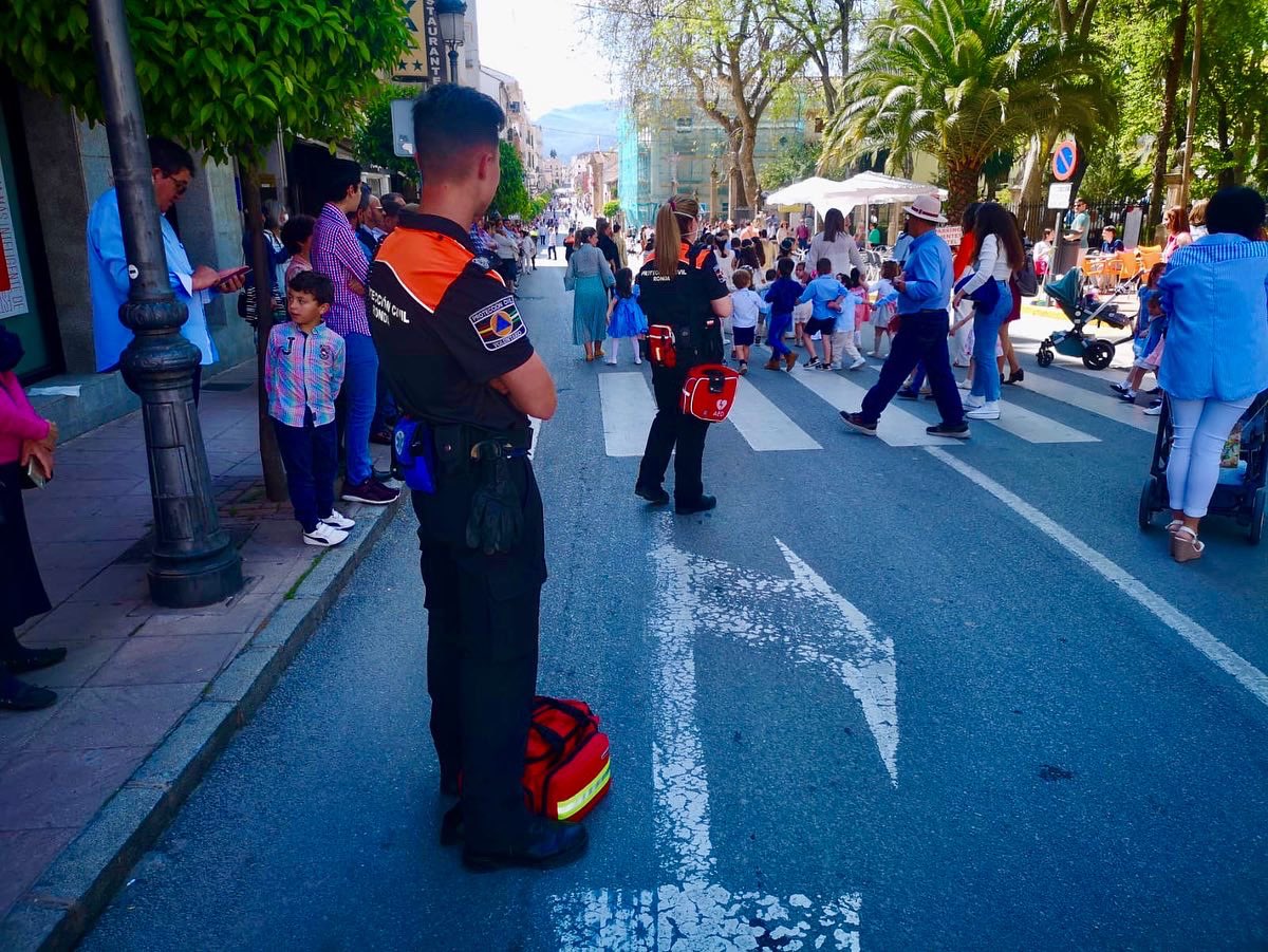 ProtCivilRonda's tweet photo. 🔸En la mañana de hoy, ha salido en procesión en su 75 aniversario de su coronación canónica la patrona de nuestra ciudad Ntra. Señora de la Paz de #ronda. Donde se ha prestado servicio preventivo durante su cortejo, realizado varias asistencias sanitarias leves.  #prevencion https://t.co/mwwSBSgmOb