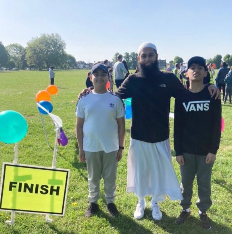 figgesmarshjpr's tweet photo. Eid Mubarak! Fantastic to be celebrating Eid in the sunshine today, with 48 junior parkrunners, their families and our 25 volunteers. Thank you again to Yaqub, Yusuf and their dad Mohammed for kindly donated bunting, balloons and Eid treats - it was great to see you today! https://t.co/DzjaOSXuRl