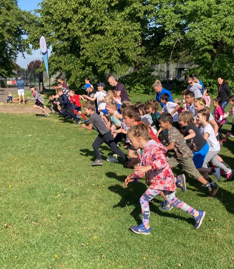 figgesmarshjpr's tweet photo. Eid Mubarak! Fantastic to be celebrating Eid in the sunshine today, with 48 junior parkrunners, their families and our 25 volunteers. Thank you again to Yaqub, Yusuf and their dad Mohammed for kindly donated bunting, balloons and Eid treats - it was great to see you today! https://t.co/DzjaOSXuRl