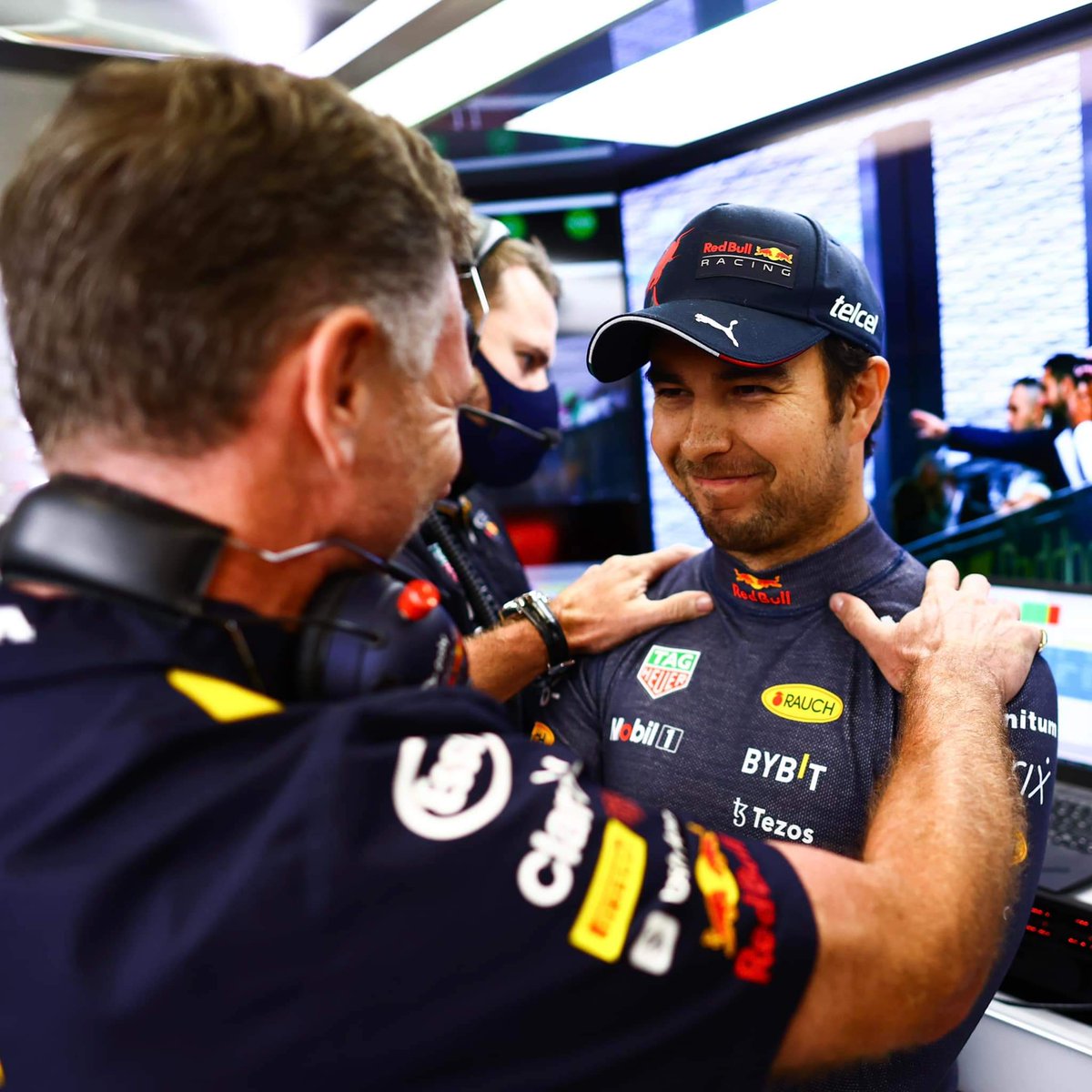 F1NTV12's tweet photo. ¡DESTACA LO HECHO POR CHECO!🇲🇽😍

“Asombroso trabajo, lamento la pérdida de potencia que tuviste, teníamos el doble podio, pero mega mega conducción. Bien hecho, gracias”.

Christian Horner🇬🇧 tras la carrera 
#F1 #F1Miami #F12022 #formula1 #GPMiami https://t.co/X6SOuWzXBh