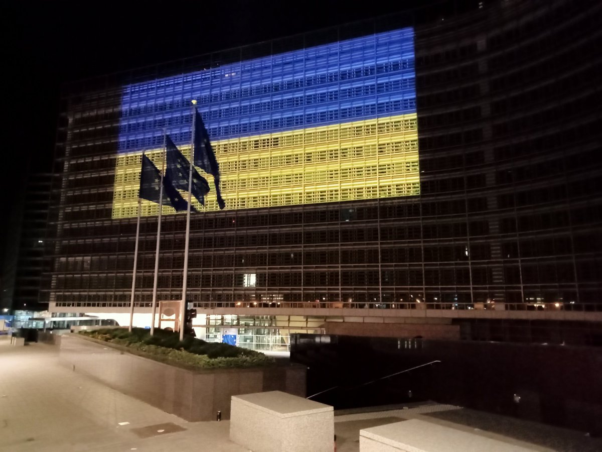 MigueisR's tweet photo. I saw my honourable neighbours @vonderleyen and @eucopresident had a really good idea and illuminated our neighbourhood with the colors of peace and courage. Cant think of a better way to celebrate Europe's day, considering the challenging times. Ukraine is Europe. https://t.co/p3WB2y3M5f