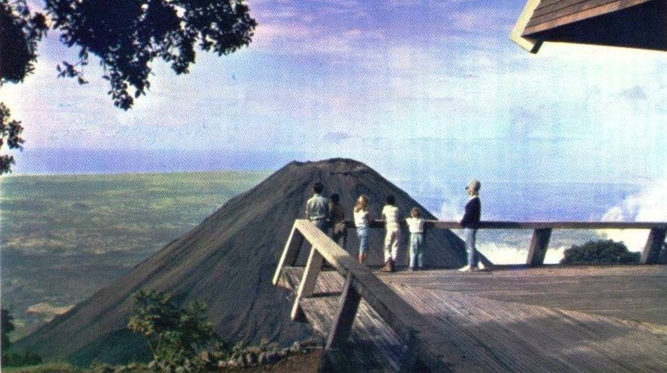 EShistoria32's tweet photo. Hotel de Montaña Cerro Verde con vista al Volcán de Izalco, Sonsonate, 1966. https://t.co/6Jxg0vEs4z