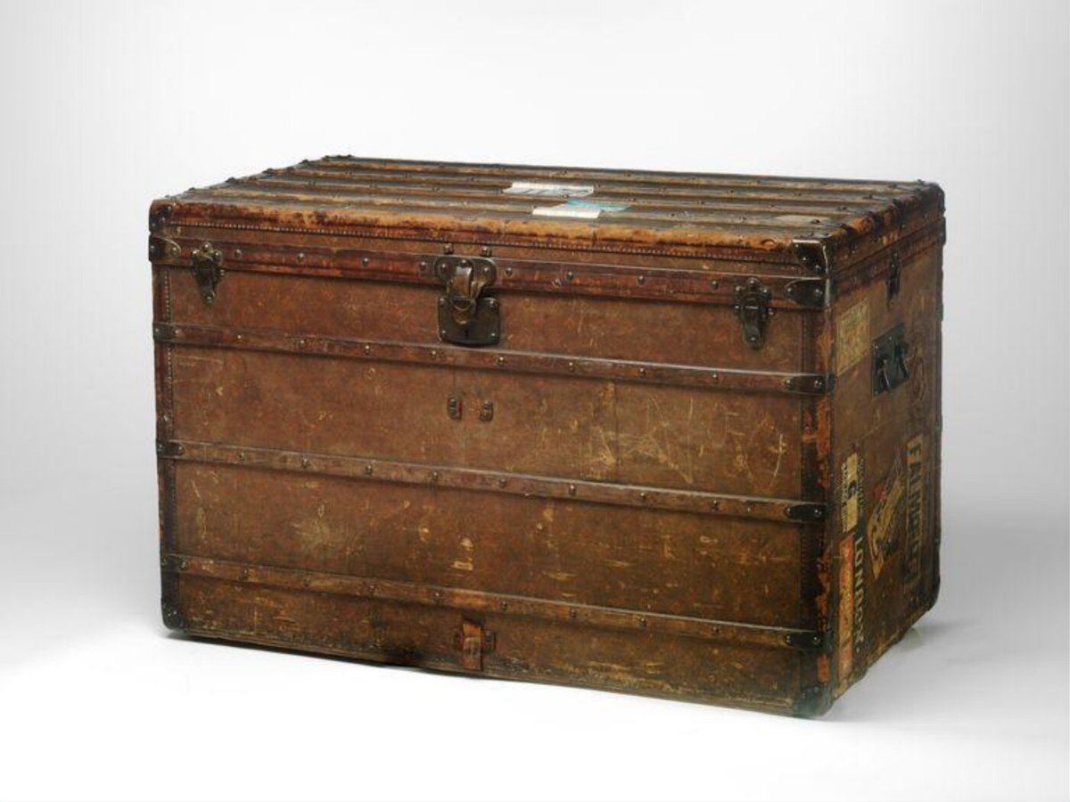 costume_society's tweet photo. In 2011, the #CosSoc Yarwood Grant winner Veronica Contreras explored the social and cultural implications of the Louis Vuitton trunk in the 19th and 20th-century transatlantic travel adventures. 1/x
Image (c) Victoria and Albert Museum London https://t.co/pHc4hA2Gow