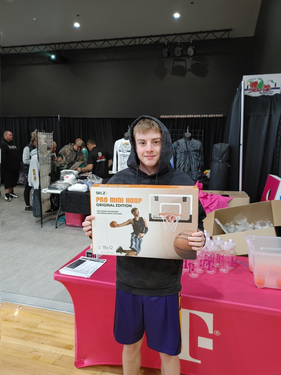 dennison_derek's tweet photo. Some very hard won grand prizes given away today!! Well done!! Posting some winners here! #MedfordKidsUnlimited #TMobileCommunity #HardWorkGreatRewards @DerrickSeay1 @EdgarArsenal541 @antosh_cole https://t.co/7MTHjNaEtR