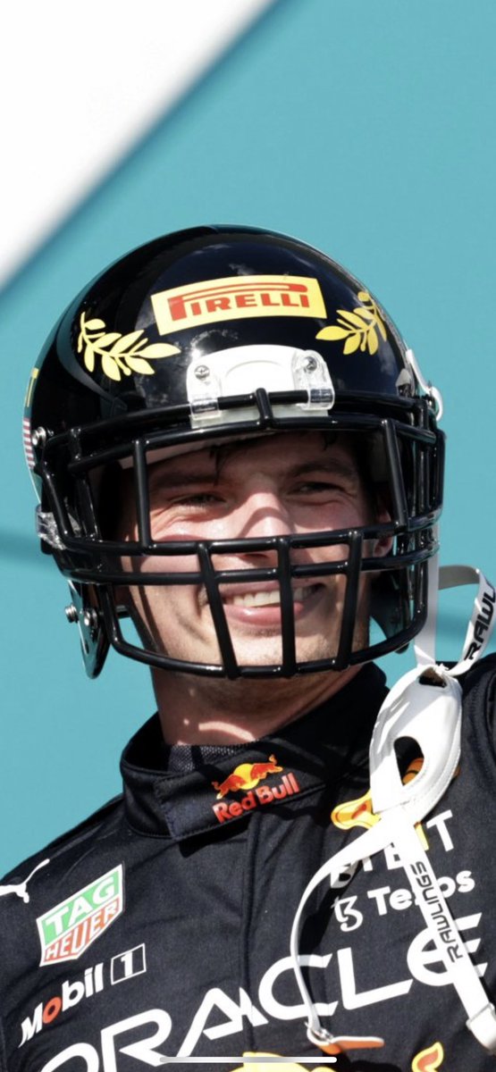 TheHyd_'s tweet photo. This is just embarrassing, what is wrong with just a normal cap 😂 https://t.co/ZENwgFPR1m