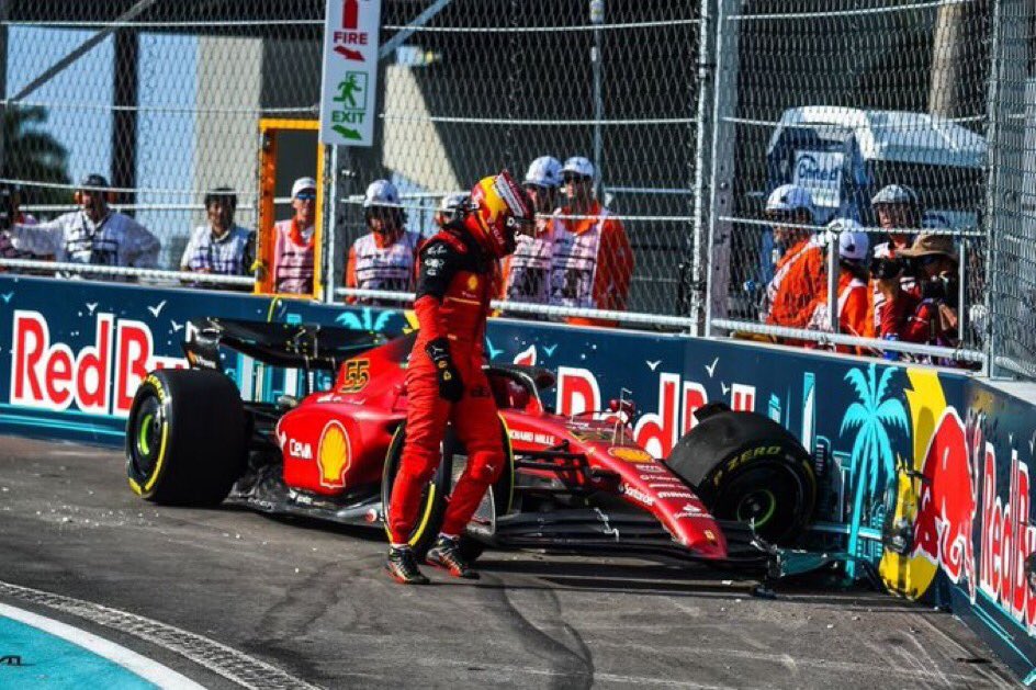 marinamachry's tweet photo. - ele rachou a cabeça na sexta 
- ele ficou em P6 no TL1
- ele bateu no TL2
- ele ficou em P7 no TL3
- pegou P2 na quali
E AINDA SUBIU NO PÓDIO HOJE

CARLOS SAINZ VÁZQUEZ DE CASTRO É O NOME DELE 

habla mais sobre setor 💛 https://t.co/YFdo9pSj4j