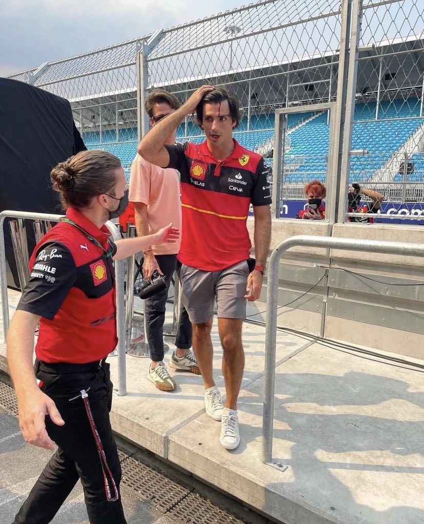 marinamachry's tweet photo. - ele rachou a cabeça na sexta 
- ele ficou em P6 no TL1
- ele bateu no TL2
- ele ficou em P7 no TL3
- pegou P2 na quali
E AINDA SUBIU NO PÓDIO HOJE

CARLOS SAINZ VÁZQUEZ DE CASTRO É O NOME DELE 

habla mais sobre setor 💛 https://t.co/YFdo9pSj4j