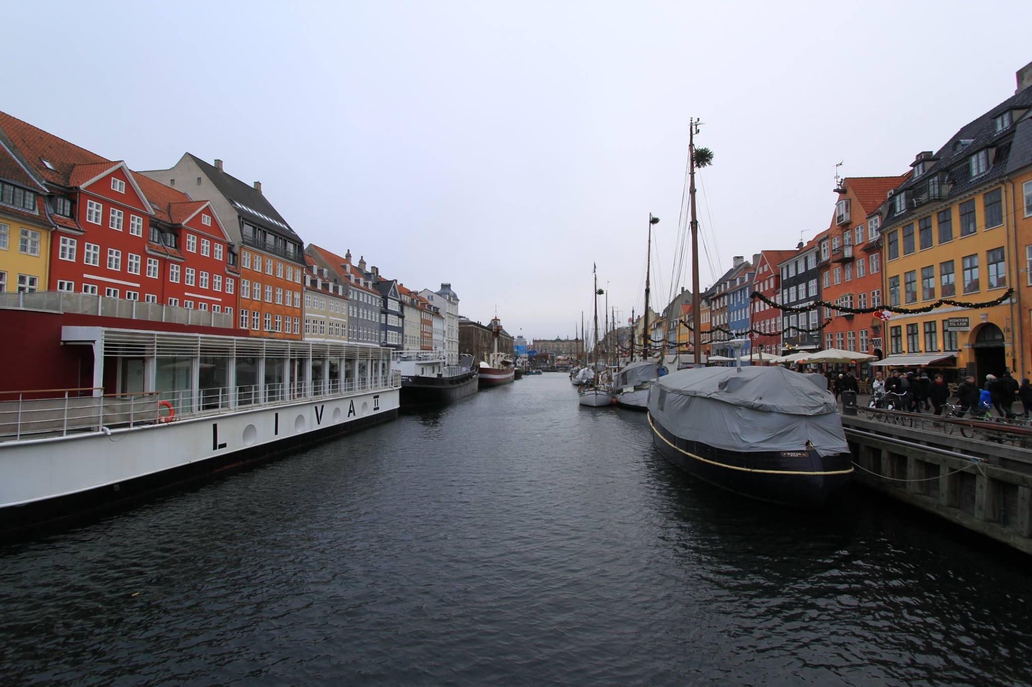 またたび 個人旅行で旅するねこ デンマーク コペンハーゲン 職人達の港町という意味があるコペンハーゲンは 港町として発展しました 運河を挟んだカラフルな街並みのニューハウン地区はおとぎ話の世界です デンマーク観光 コペンハーゲン観光