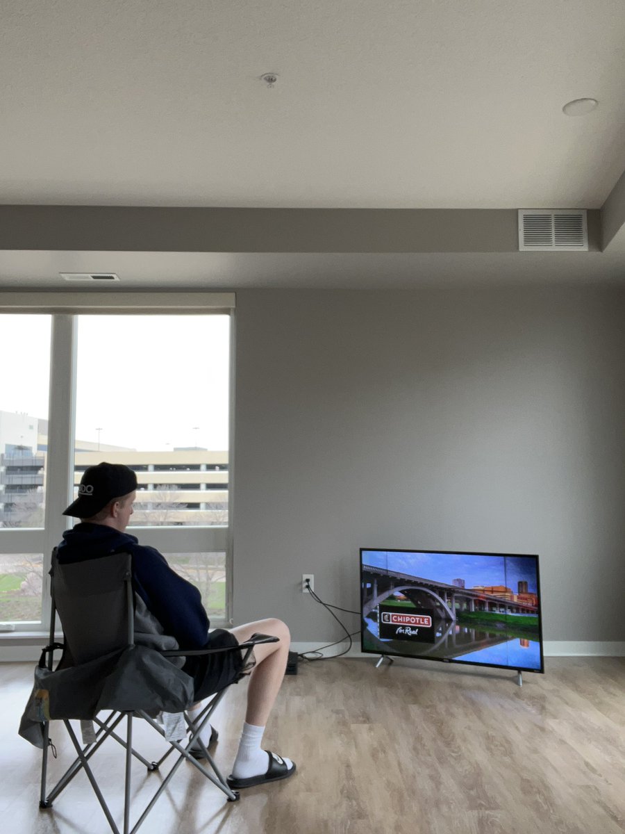 TrillGary's tweet photo. Dudes really have this as their living room and be okay with it😂🤣 https://t.co/GsFE0qDzxk