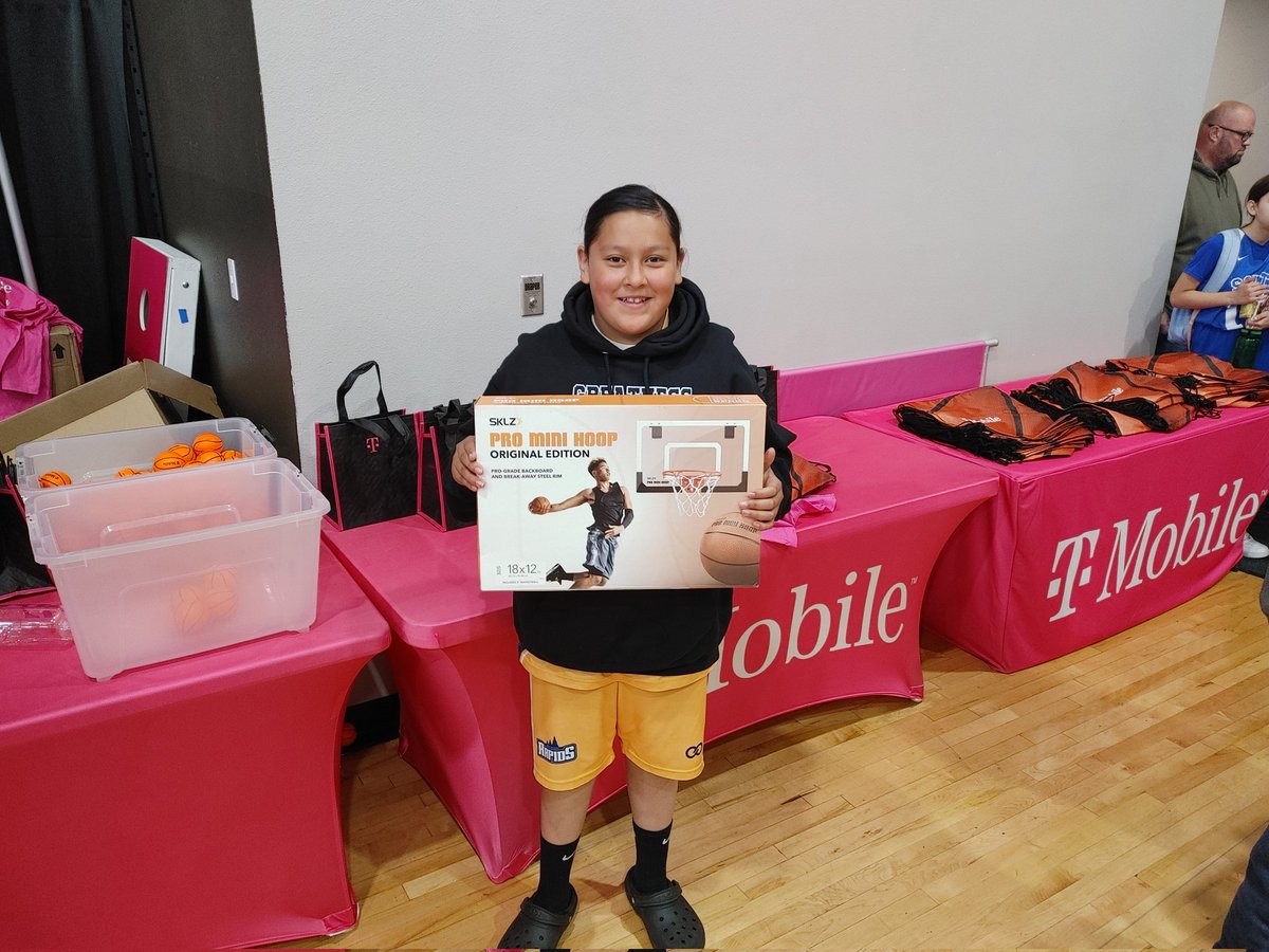dennison_derek's tweet photo. Well done everyone at the #MedfordKidsUnlimited Free Throw Contest. Great work!! More Grand Prize Winners here!! #CantStopWontStop #TMobileLeaderIn5G @DerrickSeay1 @EdgarArsenal541 @antosh_cole https://t.co/L3yEdACSNz