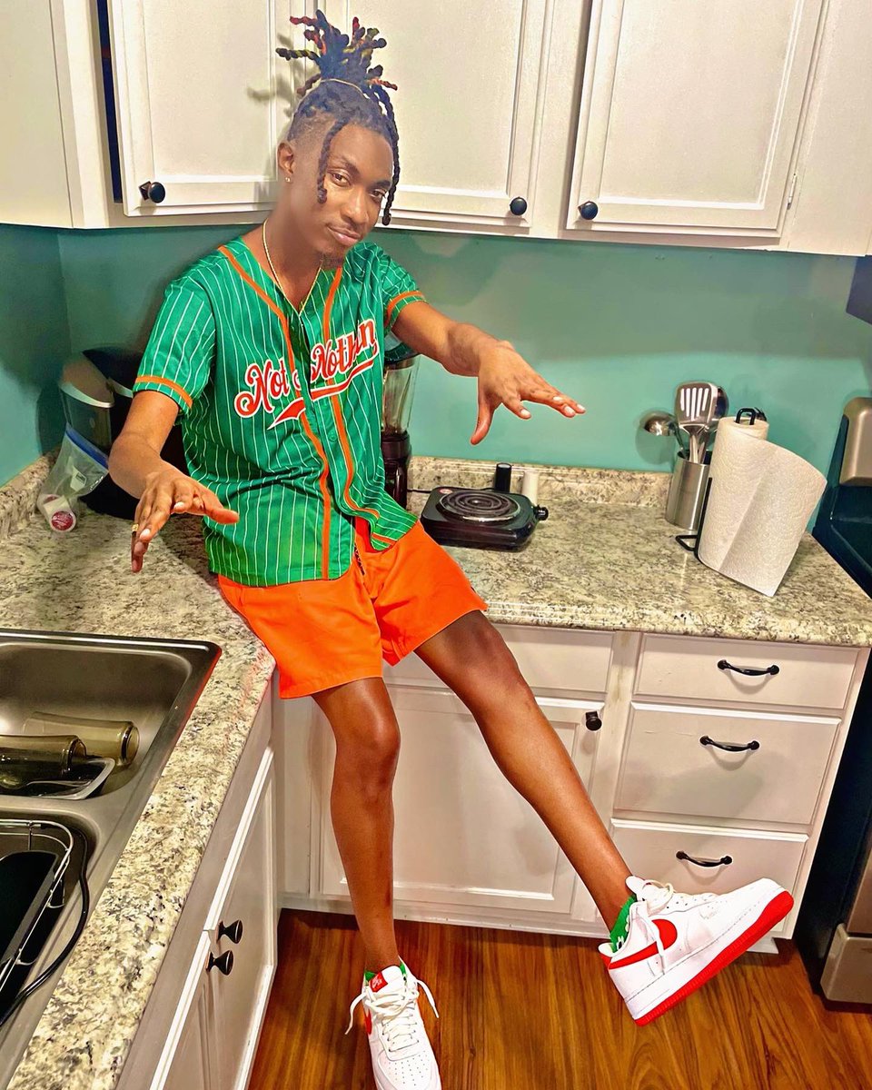 DeeJay2Hunna's tweet photo. Birthday King Doing Birthday Things ππ§‘β¦. #NotNothin https://t.co/XwNNr8FbnX
