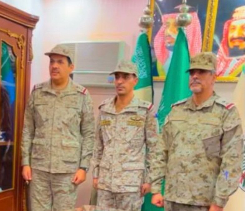 اللواء الركن/ منصور القرني ، قائد قوة حفرالباطن يُقلد العقيد الركن "سعود بن عيسى العنزي" رتبة عقيد بعد صدور الأمر السامي الكريم بترقيته، بحضور العميد الركن تركي الشليل.
#الساحات تهني "العنزي" وتتمنى له التوفيق وأن تكون هذه الرتبة عوناً له على طاعة الله عز وجل ثم ولاة الأمر.