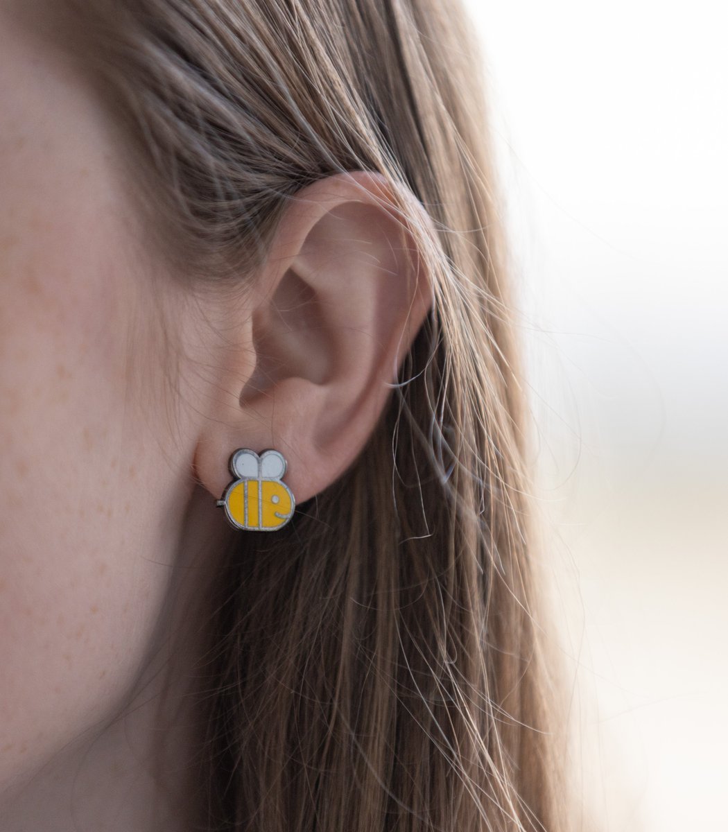 sarbearsmiley's tweet photo. I made #NYTSpellingBee earrings for my mom for Mother's Day! It was super easy to do, so I'm dropping a mini tutorial! @NYTGames @thegridkid https://t.co/5EjjPcinOM