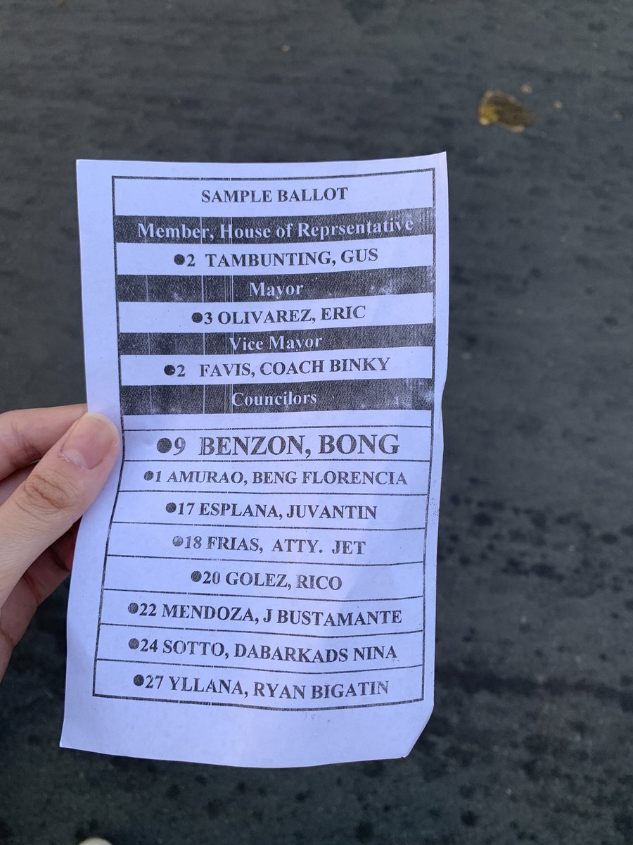 ndinoelection22's tweet photo. LOOK: As early as 5:50 AM, volunteers are handing out sample ballots to voters in line at Barangay BF Homes, Parañaque City. The ballots contain names of only selected local officials gunning for posts in the 2022 elections. #PHVote @MovePH #WeDecide https://t.co/lQhsz2nGoL