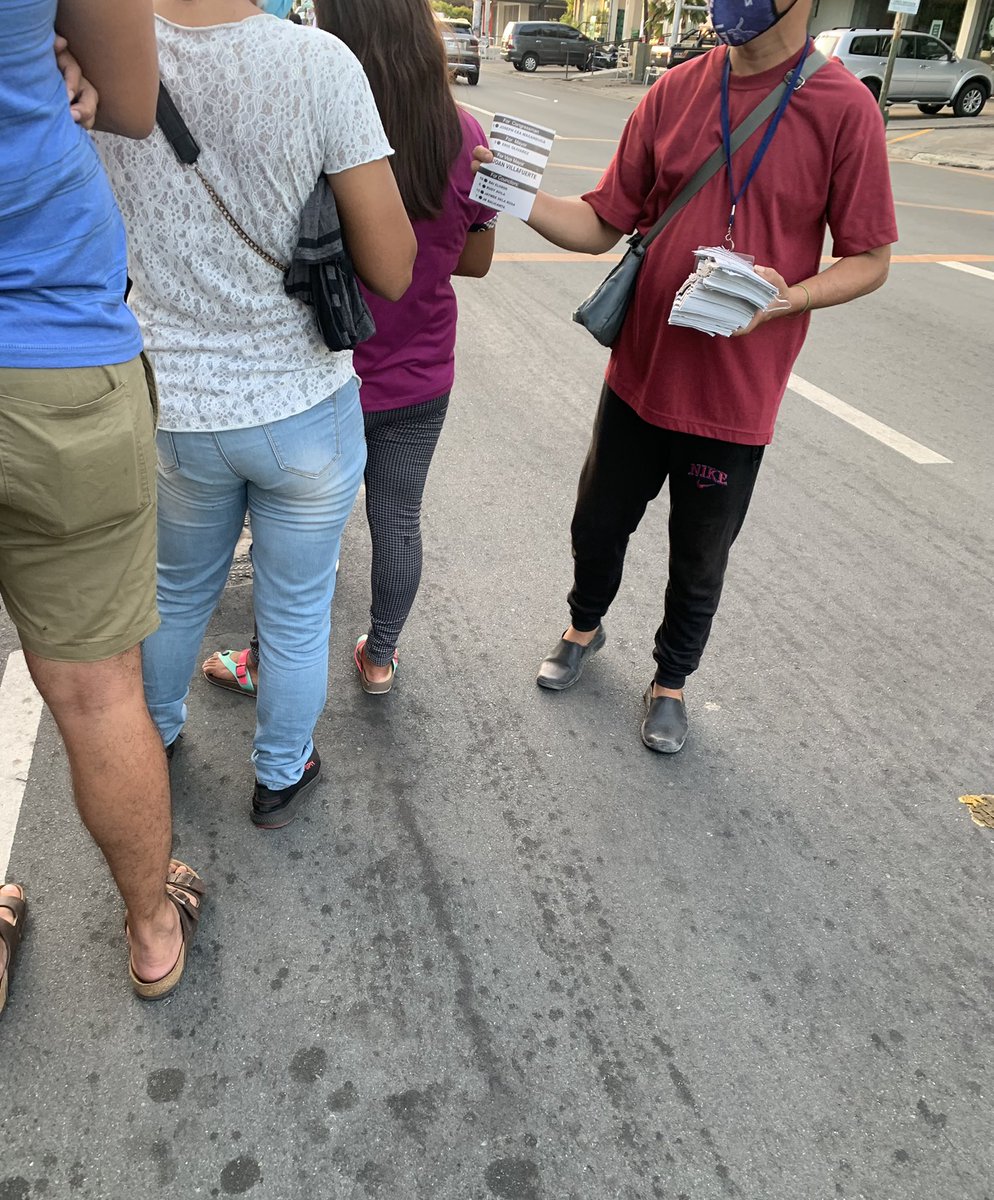 ndinoelection22's tweet photo. LOOK: As early as 5:50 AM, volunteers are handing out sample ballots to voters in line at Barangay BF Homes, Parañaque City. The ballots contain names of only selected local officials gunning for posts in the 2022 elections. #PHVote @MovePH #WeDecide https://t.co/lQhsz2nGoL