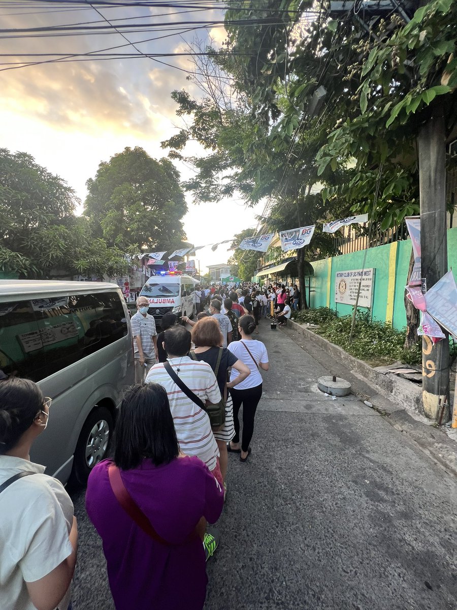 bogiesd05's tweet photo. Queue at Pilar Village, Las Pinas City Voting Precint while waiting for 6am @gmanews @JonathanAndal_ @ivanmayrina https://t.co/Yz65F4dLCg