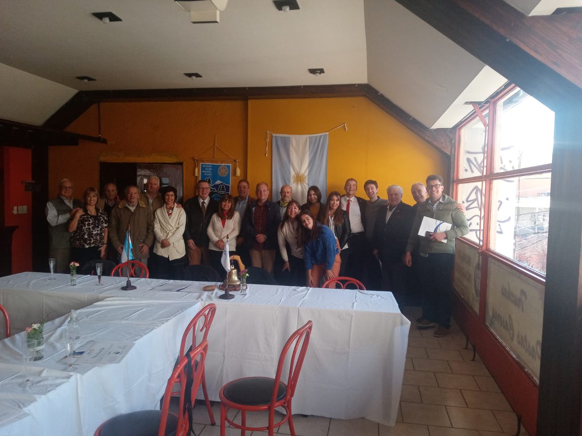 RHuapi's tweet photo. El Rotary Club Nahuel Huapi comparte con ustedes la alegría del ingreso de nueve socios a su plantel y la vuelta al rotarismo a Villa la Angostura con la creación de su Club Satélite, viva Rotary Club Nahuel Huapi y su gente linda. Viva Rotary. https://t.co/XN49pkzb5Q