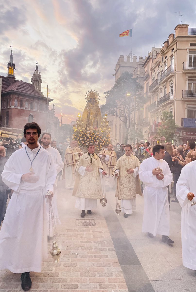Procesión vespertina de la Virgen de los #Desamparados por las calles del centro histórico de #Valencia, desde la Catedral por un camino de lluvia de pétalos, fervor y devoción hasta la Basílica.
Vixca la #MaredeDéu !!

#SempreEnloCor #AñoMariano