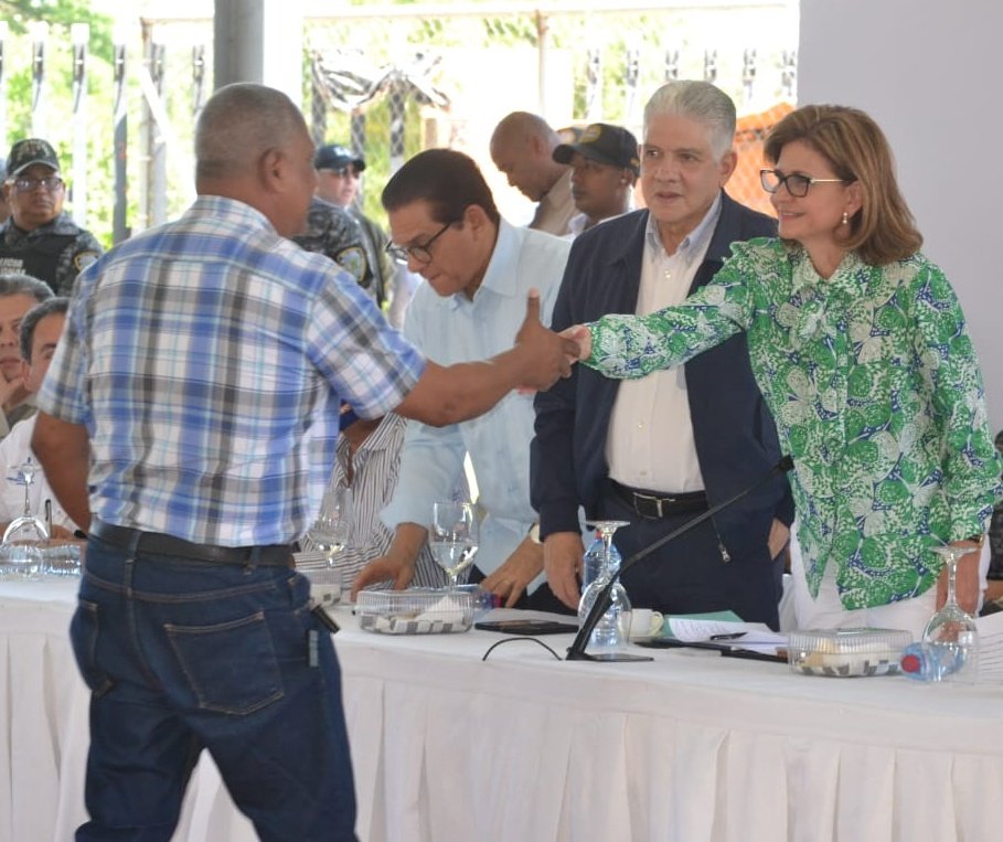 AsoAdecuci's tweet photo. Licda. Raquel Peña, Vice presidenta de la República, habla con comunitarios junto a una amplia delegación del gabinete de gobierno que preside Luis Abinader, presidente de la República y que dieron a conocer las prioridades del D.M. Santiago Oeste. https://t.co/aZCINzs0U1 https://t.co/CK5aP8nGyq
