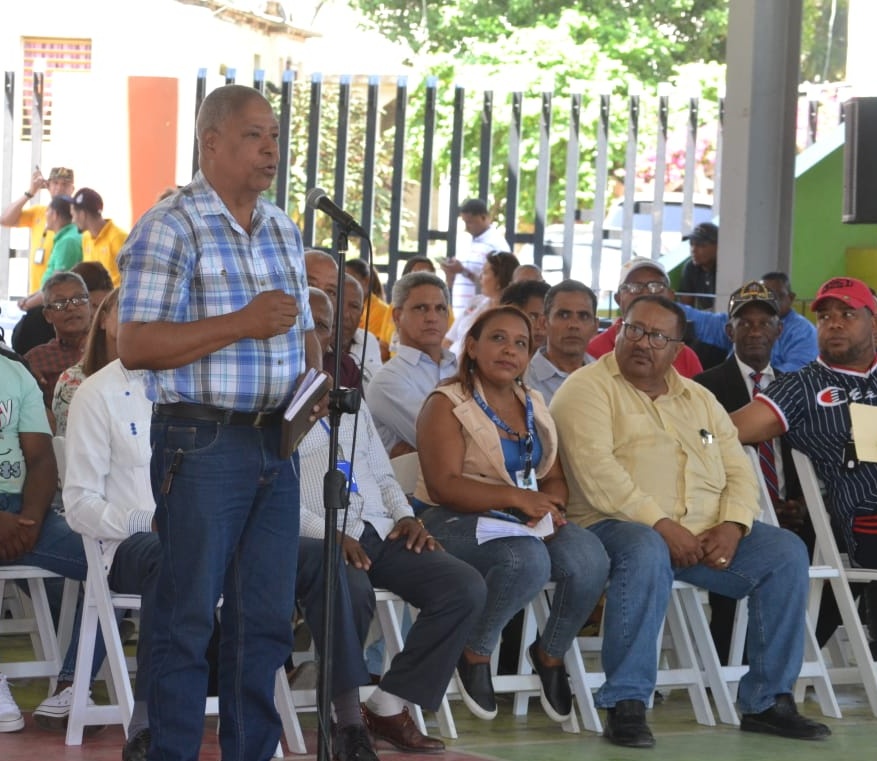 AsoAdecuci's tweet photo. Licda. Raquel Peña, Vice presidenta de la República, habla con comunitarios junto a una amplia delegación del gabinete de gobierno que preside Luis Abinader, presidente de la República y que dieron a conocer las prioridades del D.M. Santiago Oeste. https://t.co/aZCINzs0U1 https://t.co/CK5aP8nGyq