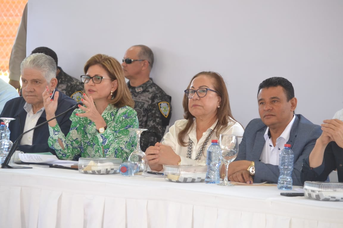 AsoAdecuci's tweet photo. Licda. Raquel Peña, Vice presidenta de la República, habla con comunitarios junto a una amplia delegación del gabinete de gobierno que preside Luis Abinader, presidente de la República y que dieron a conocer las prioridades del D.M. Santiago Oeste. https://t.co/aZCINzs0U1 https://t.co/CK5aP8nGyq