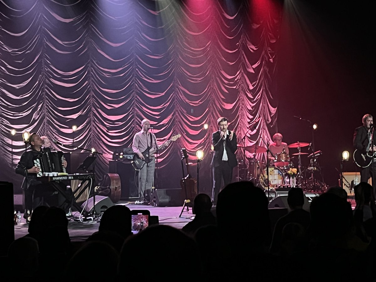 VauxEmma's tweet photo. If only every week started with a Sunday night of live @divinecomedyhq 
‘hits’…

Then every week would be a pretty good week..

#NothingLikeLiveMusic https://t.co/SmUL9AArdc