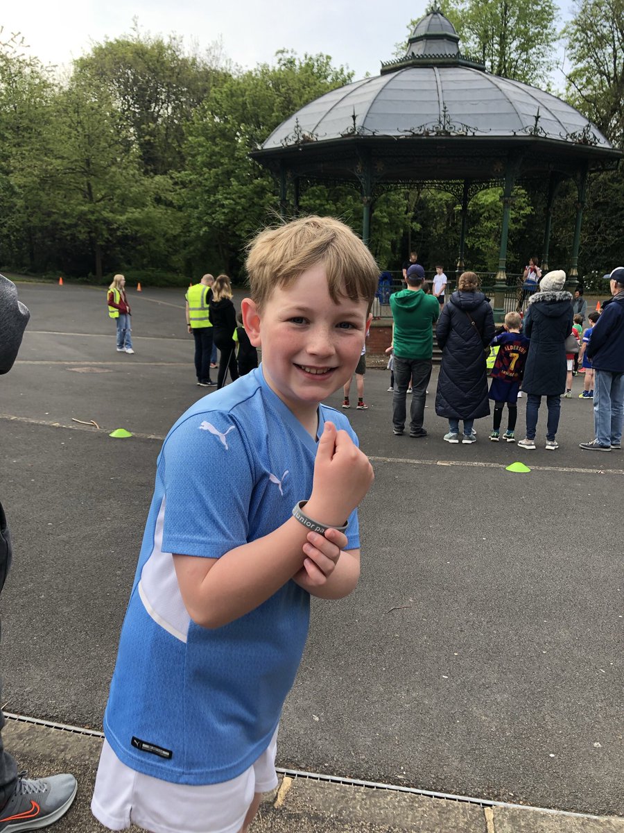 MarkBousie's tweet photo. Harry’s 134th #juniorparkrun today, but lovely of @hydejuniorprkrn to present him with one of @parkrunUK’s new ‘100 junior parkrun’ wristbands. Proof that they are in circulation @WithMeNowPod. @freeweeklytimed #loveparkrun https://t.co/lpy62kEZyT