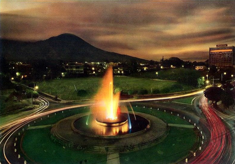 EShistoria32's tweet photo. Fuente Luminosa sobre la 25 Avenida Norte, San Salvador, 1970. https://t.co/InxvLMWLo7